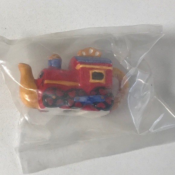 Vintage 1998 Red Rose Toy Chest Collection Mini Teapot Figurines NIP Lot of 4 - Picture 5 of 7